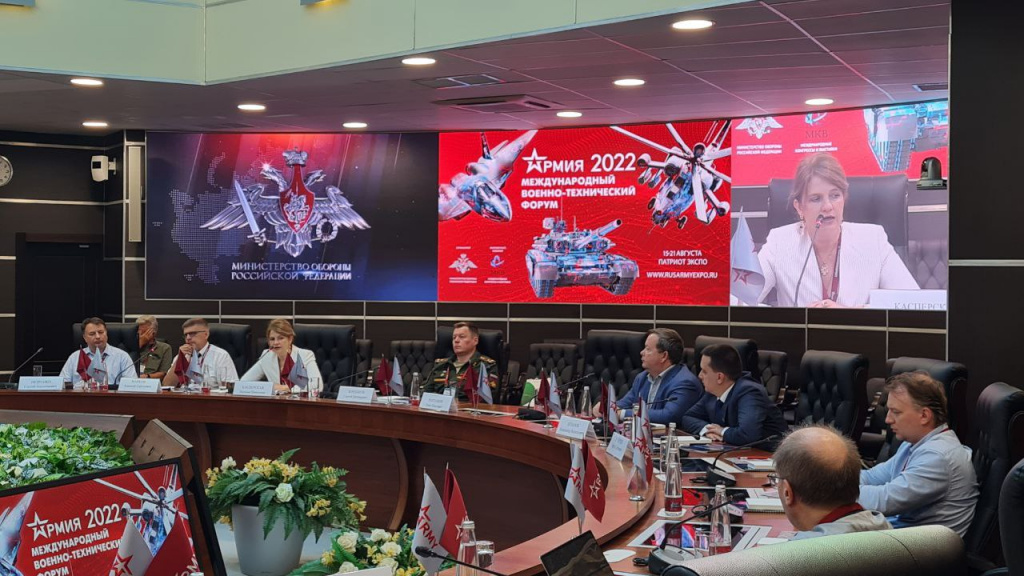 Касперская и Лашин на форуме Армия-2022.jpg